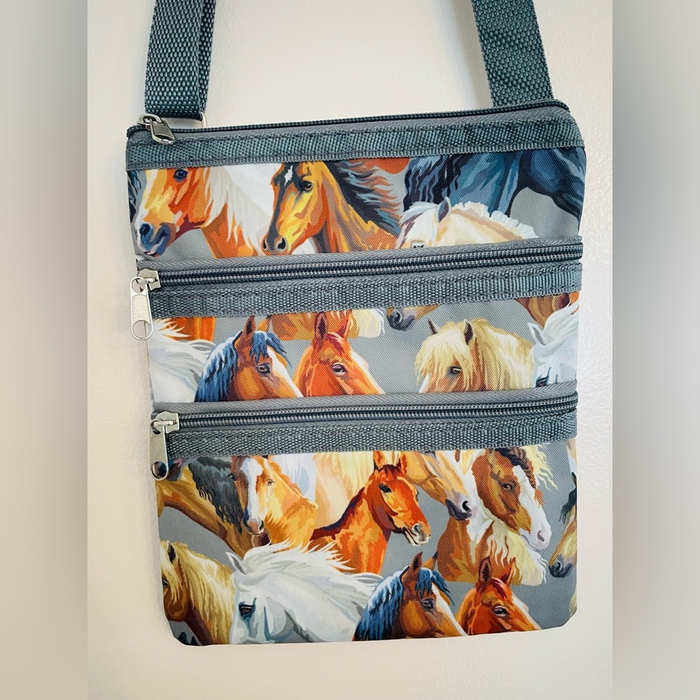 NGIL Horse Print Canvas Crossbody Bag Multi Pocket Adjustable Strap - Picture 2 of 8